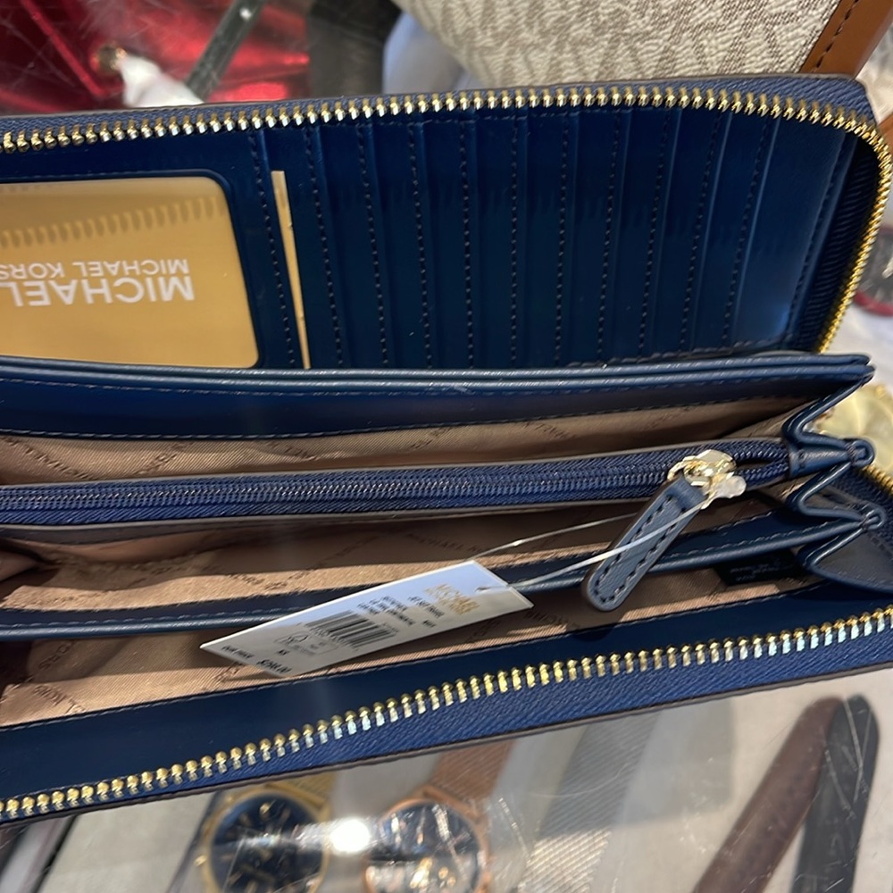MICHAEL KORS LARGE TRAVEL CONTINENTAL WRISTLET WALLET NAVY BLUE COLOR
NWT - Picture 9 of 16